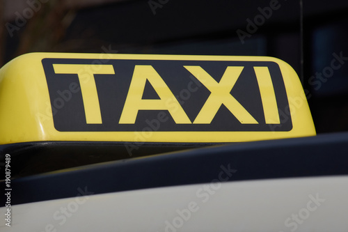 Taxi Schild auf einem Taxi Nahaufnahme