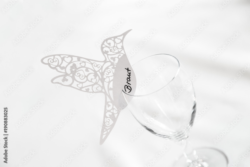 Namenskarten für eine Hochzeit in Form von einem Vogel Namenskarten für eine Hochzeit in Form von einem Vogel
