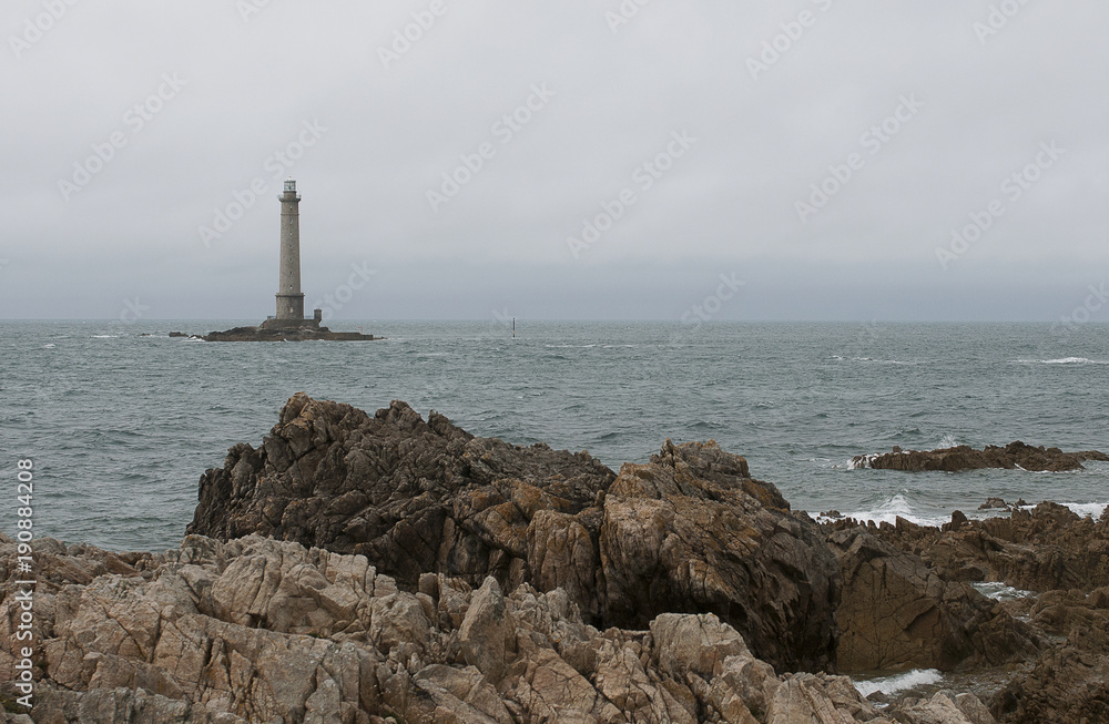 bord de mer avec rocher et phare