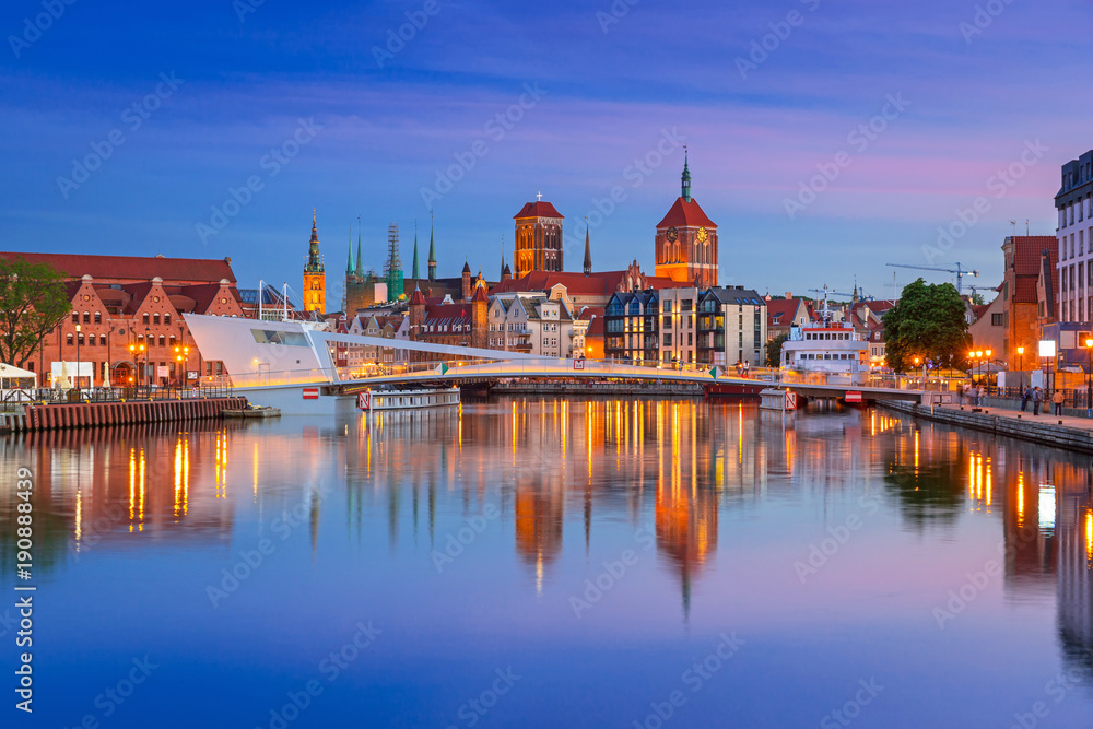 Obraz premium Old town in Gdansk and catwalk over Motlawa river at sunset, Poland