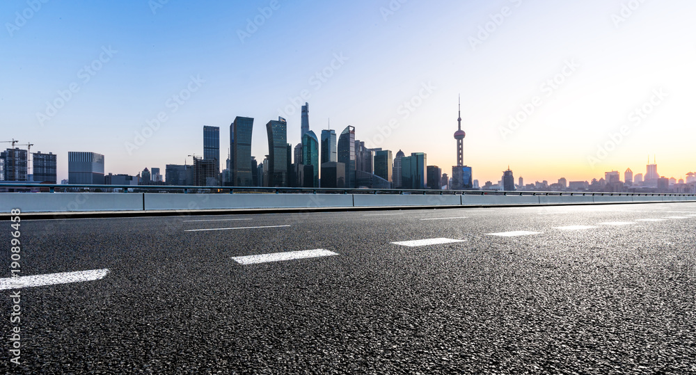 Obraz premium empty road with modern building