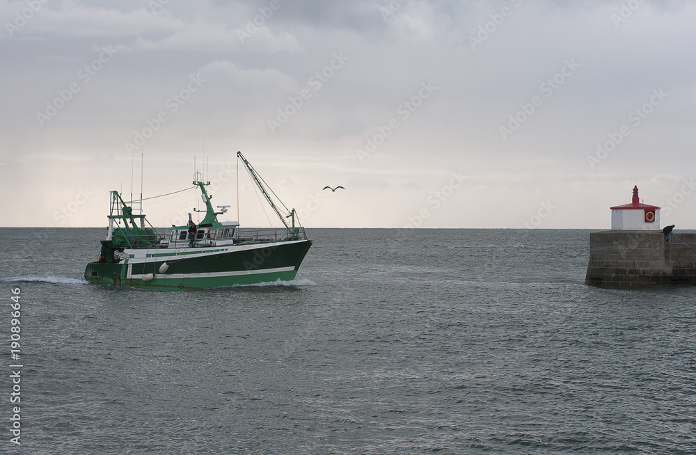 bateau près d'un port