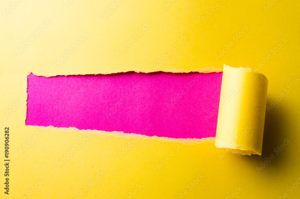Obraz premium Torn paper with blank space for your message