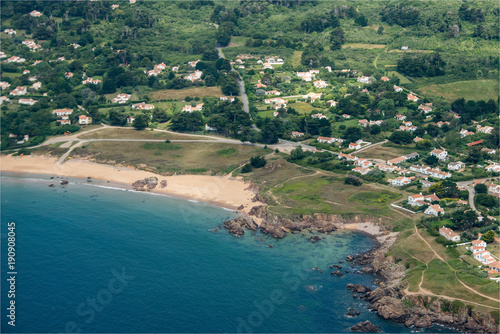 Vue aérienne d'une plage de l'île d'Yeu en France © Francois
