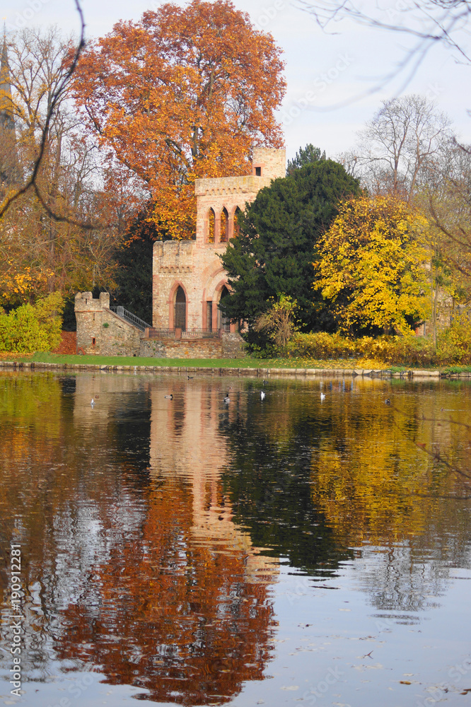 Die Mosburg in Wiesbaden Biebrich der Landeshauptstadt von Hessen mit Spiegelung der Burgruine an einem Teich im Herbst Die Mosburg in Wiesbaden Biebrich der Landeshauptstadt von Hessen mit Spiegelung der Burgruine an einem Teich im Herbst