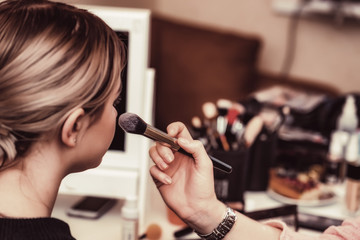 Fototapete Schönheitssalon Visagistin schminkt junge Frau  © Yakov