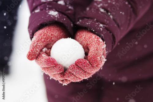 Cuadro en lienzo Close up of woman holding the snowball in hands, winter concept with copy space