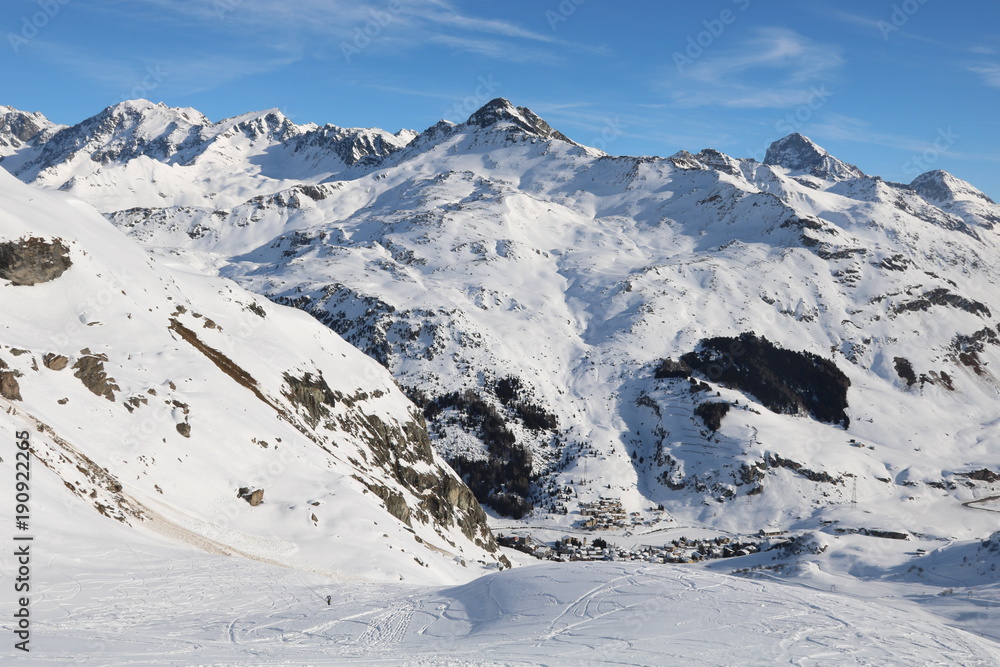 Skitourenparadies Bivio
Bivio mit Bleis Muntaneala 2492m
und Piz Neir 2909m. Im Hintergrund Piz d´Err- Gruppe.