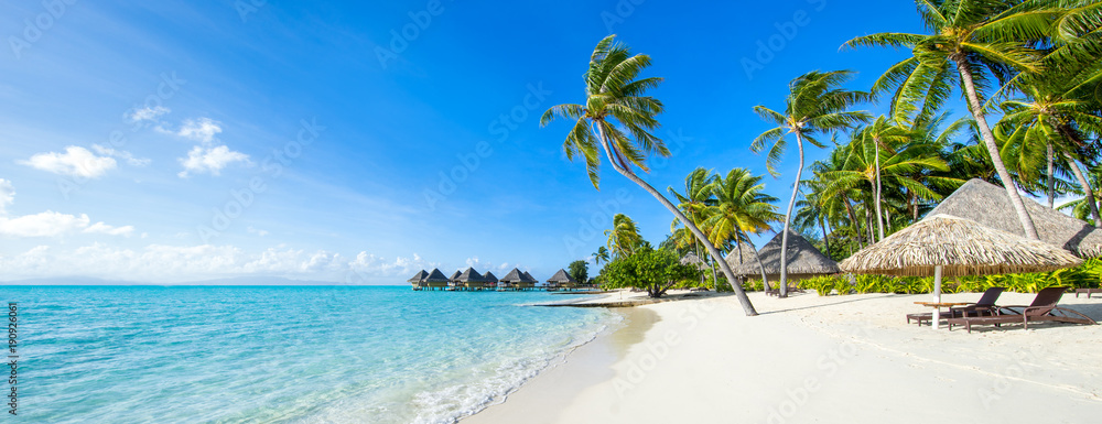Naklejka premium Lato, słońce, plaża i morze na wakacjach