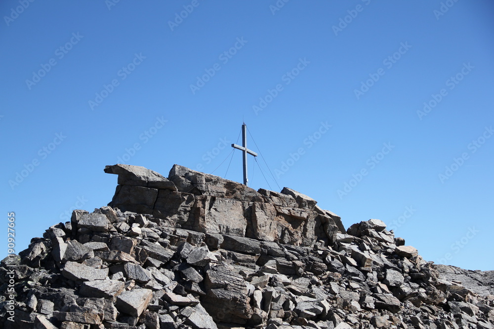 Blick auf das Gipfelkreuz des Peder (3.114 m)