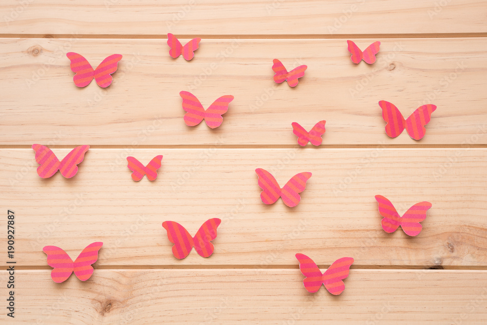 Mariposas rosas de papel sobre un fondo de madera. Concepto: primavera y libertad Mariposas rosas de papel sobre un fondo de madera. Concepto: primavera y libertad