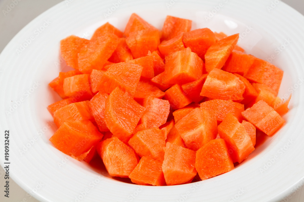 Morceaux de carottes crus dans une assiette