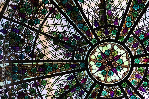 ステンドグラスで作られた天井。