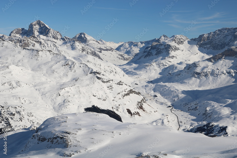Skitourenparadies Bivio,
Blick von Crap da Radons 
auf Piz Julier 3380m und Julierpass 2284m