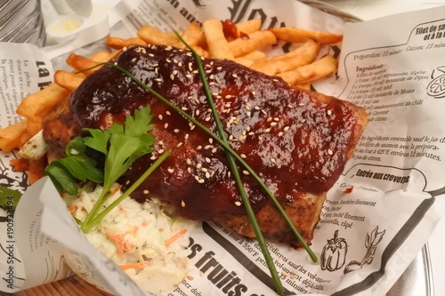 レストランのビーフステーキ。フライドポテト添え。