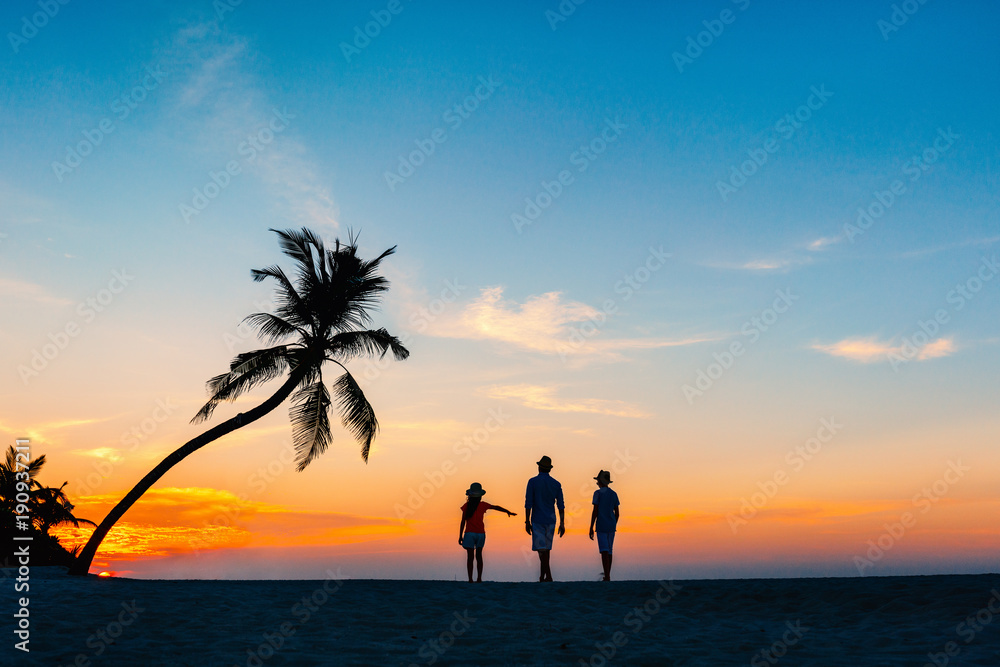 Fototapeta premium Family at sunset
