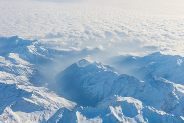 Fototapete Luftbild Flug über die Schweizer Alpengipfel  © Toniflap