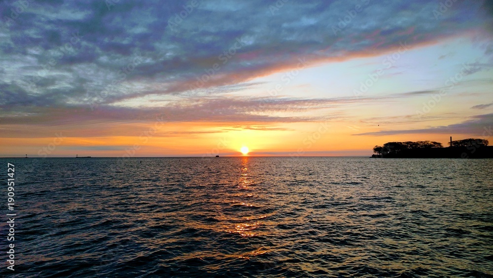 Fototapeta premium Lake Michigan sunrise. At Chicago Avenue, Chicago, USA