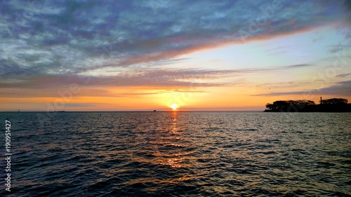 Fototapeta Naklejka Na Ścianę i Meble -  Lake Michigan sunrise. At Chicago Avenue, Chicago, USA