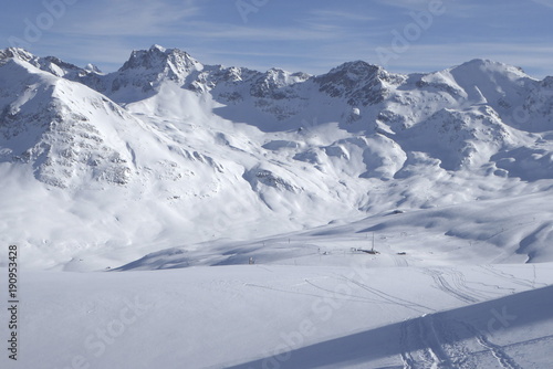 Skitourenparadies Bivio,
Blick von Crap da Radons auf
Roccabella 2730m, links und 
Piz Grevasalvas 2932m, rechts photo