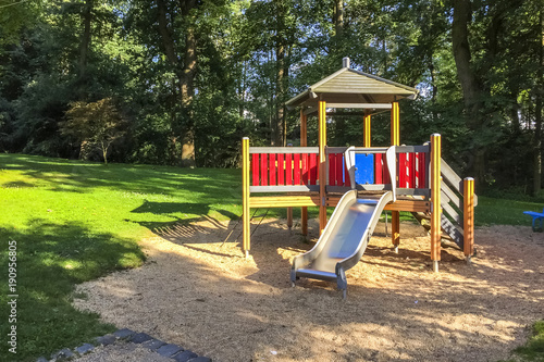 Kinderspielplatz, Klettergerüst mit Rutsche 