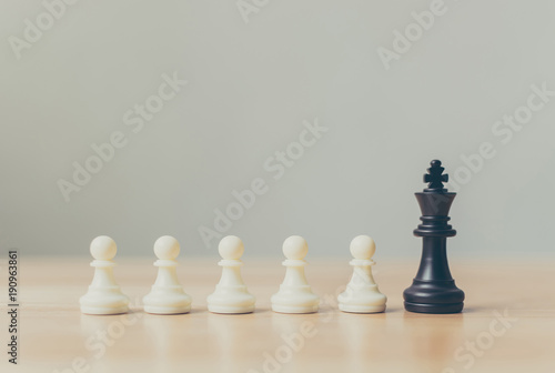 Quadro em tela Different pawn chess board game, Leadership business, Unique, Think different, I