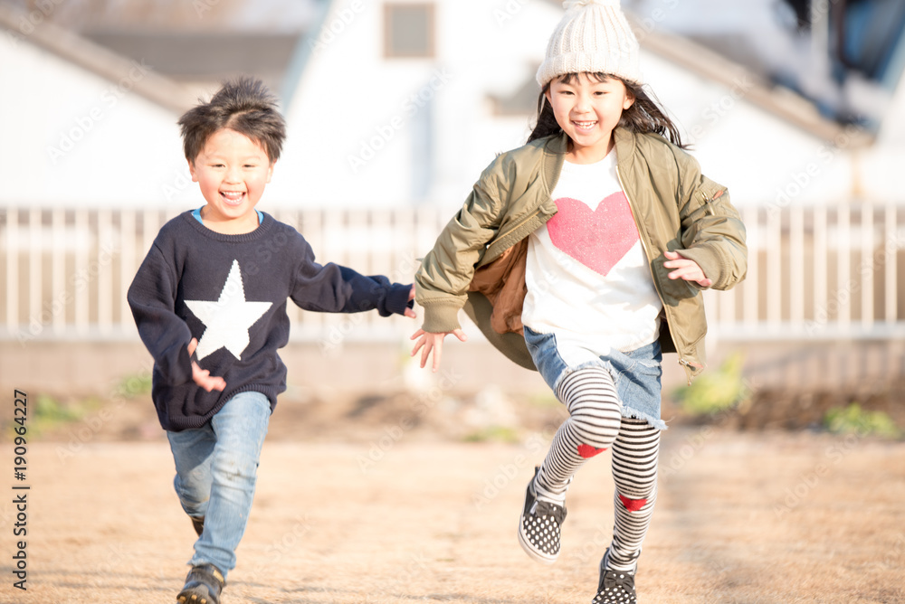 笑顔で走る子供 Stock 写真 Adobe Stock 笑顔で走る子供 Stock 写真 Adobe Stock