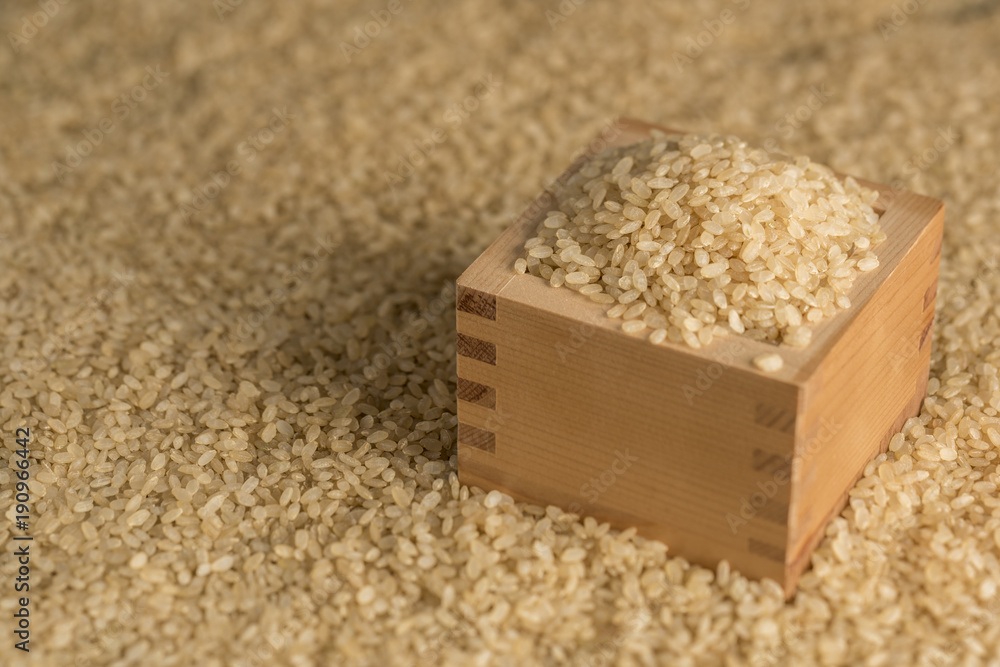 木の枡と玄米