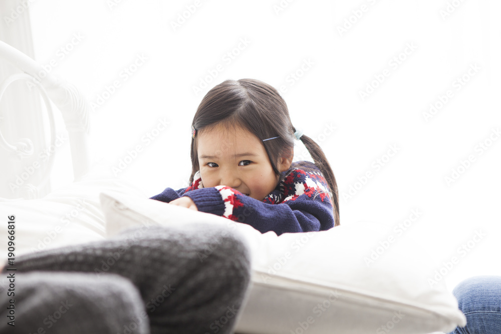 かわいい女の子がお家で遊んでいます。 かわいい女の子がお家で遊んでいます。