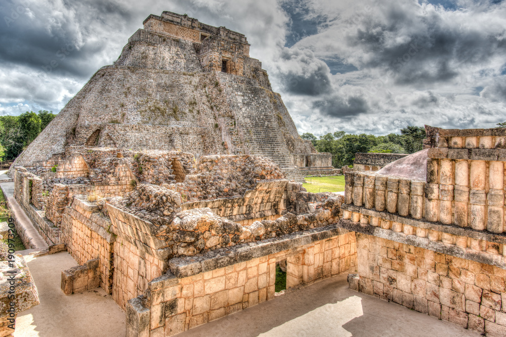 Fototapeta premium Die Adivino-Pyramide in Uxmal