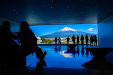 富士山と人々のシルエット