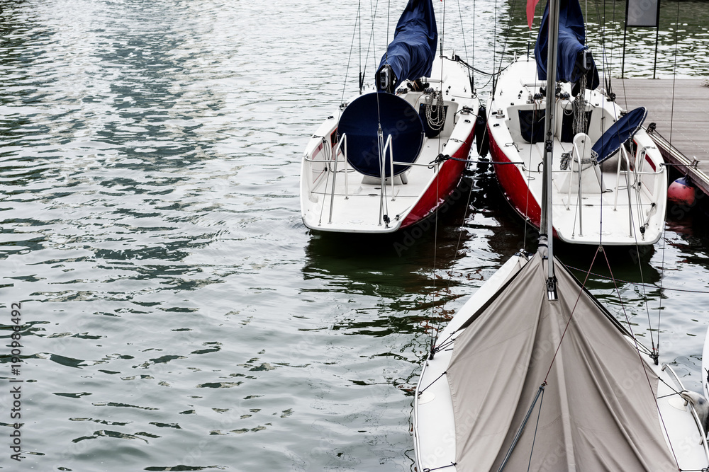 Obraz premium Boat by the pier