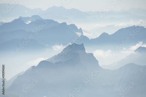 Nebelige Bergspitzen © Wladimir Wetzel