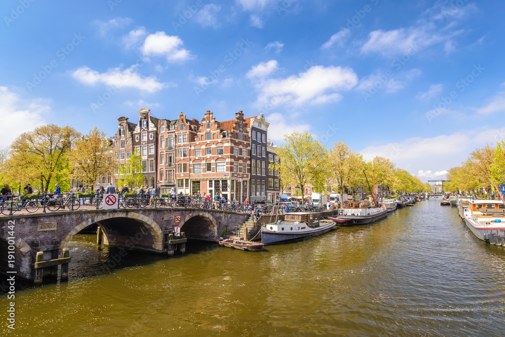 Obraz premium Amsterdam city skyline at canal waterfront, Amsterdam, Netherlands