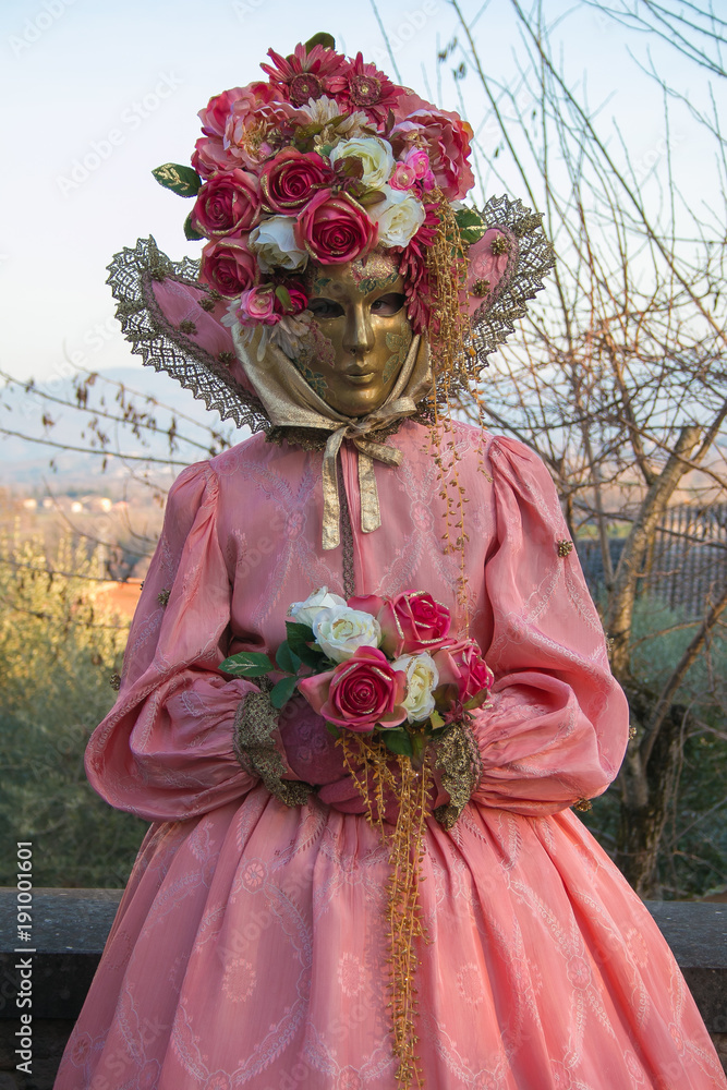 Donna con costume di carnevale rosa e bouquet di fiori Stock Photo