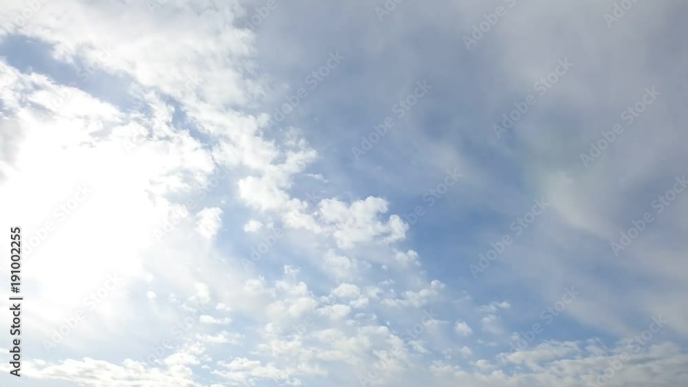 青空、白い雲が綺麗です。左に太陽。タイムラプス動画 青空、白い雲が綺麗です。左に太陽。タイムラプス動画