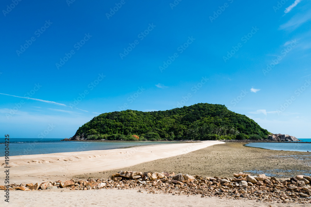 Fototapeta premium Landscape of sand bridge connects Mae Haad beach with Koh Ma island