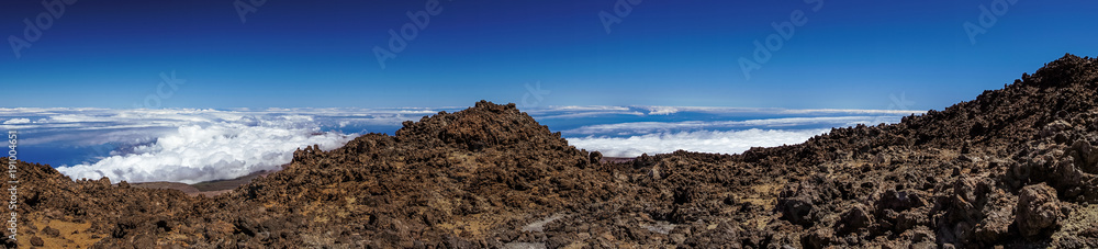 Steiniger Weg durch die Lava-Landschaft am Vulkan Teide auf Teneriffa als Panoramabild