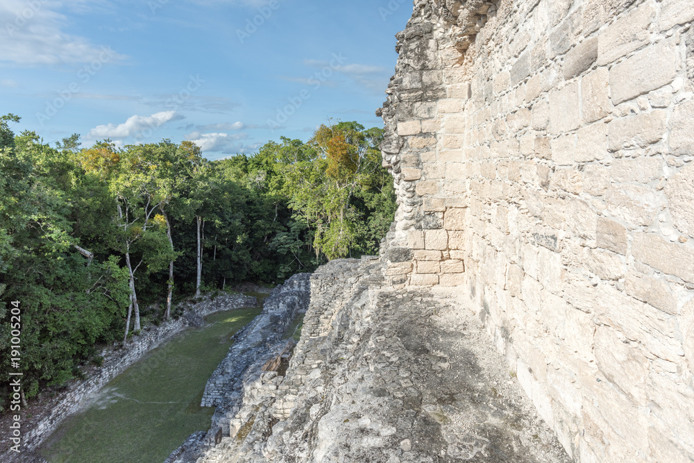 Becán ist eine archäologische Stätte und vormaliges Zentrum der Maya der präklassischen Periode im Rio-Bec-Stil