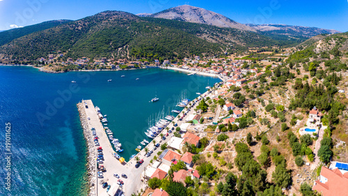 Mały port na wyspie Kefalonia Agia Efimia przystań jachtowa