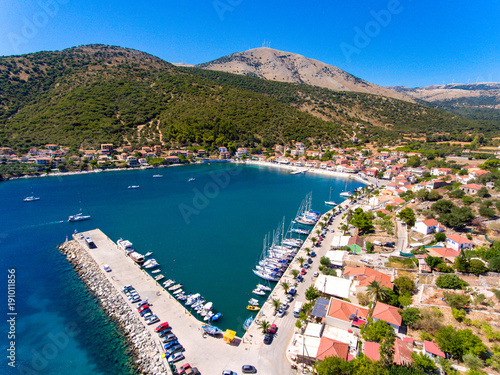Mały port na wyspie Kefalonia Agia Efimia przystań jachtowa