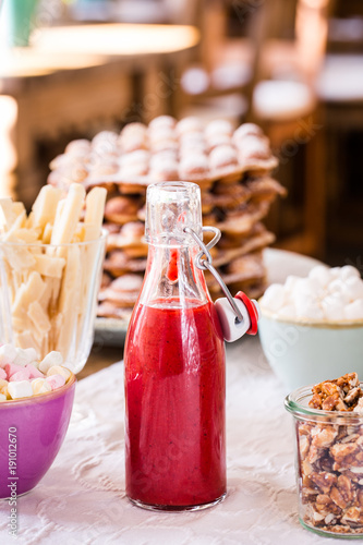 Fotografie Erdbeersauce in einer Glasflasche