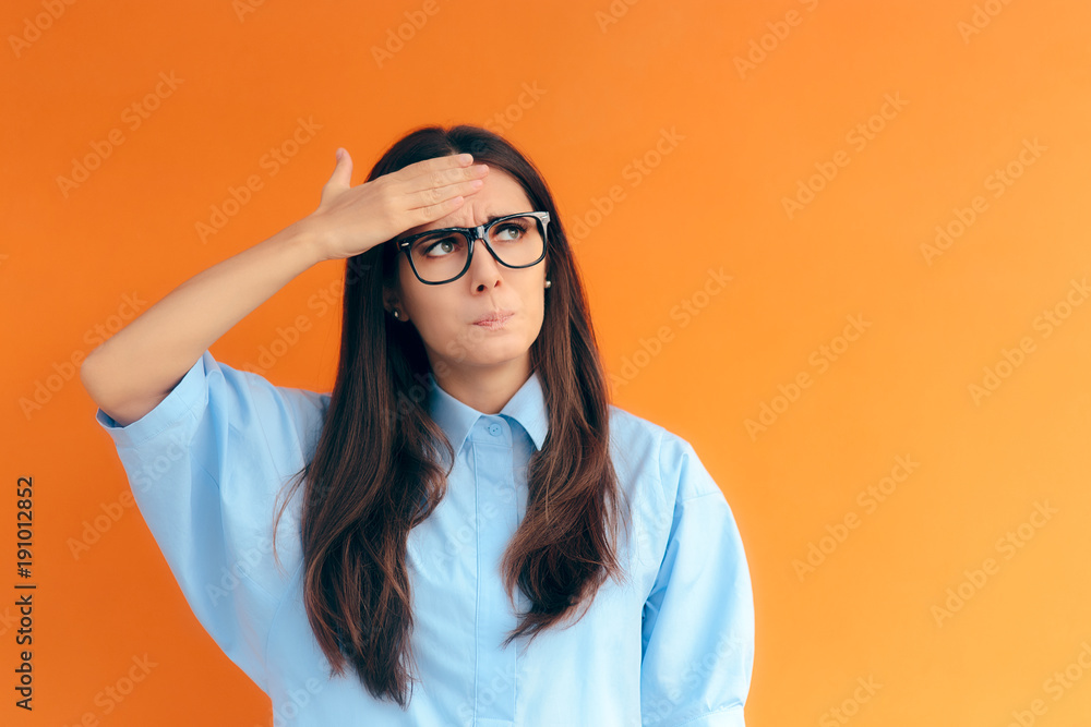 Ταπετσαρία Forgetful Brainy Girl Trying to Remember Her Clever Idea