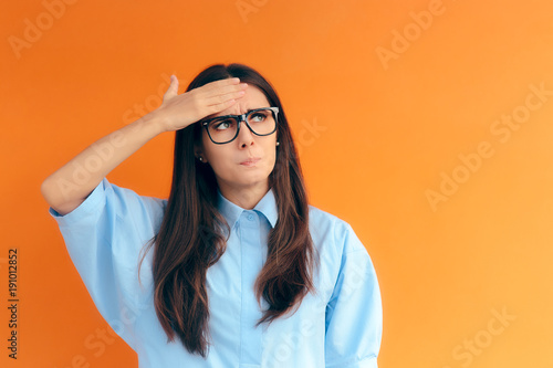 Εκτύπωση καμβά Forgetful Brainy Girl Trying to Remember Her Clever Idea