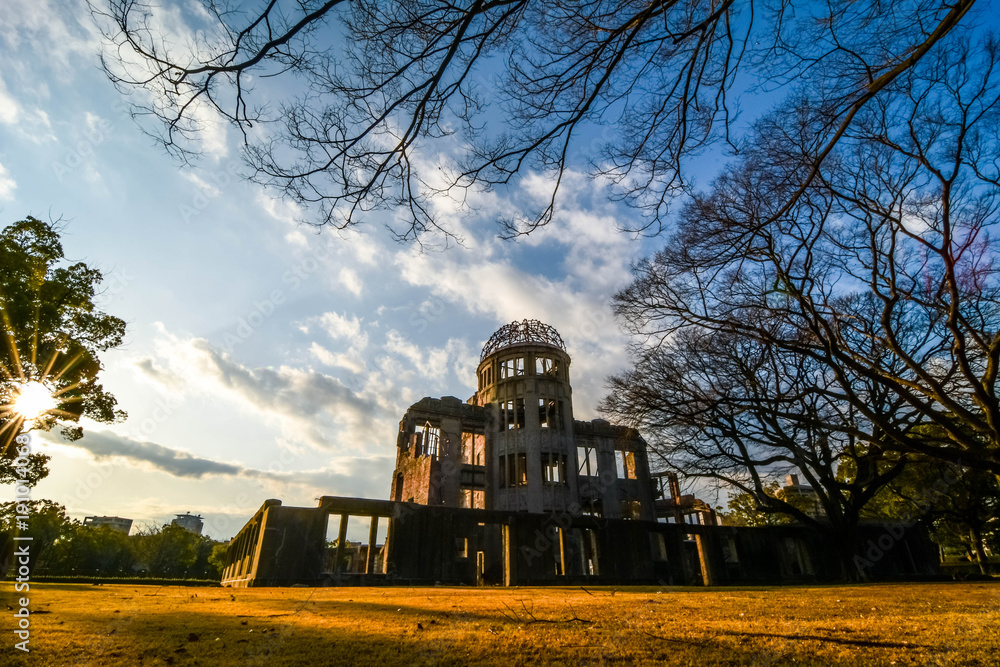 Φωτογραφία 日本、広島、世界遺産・広島平和記念公園・原爆ドームの夕暮れ