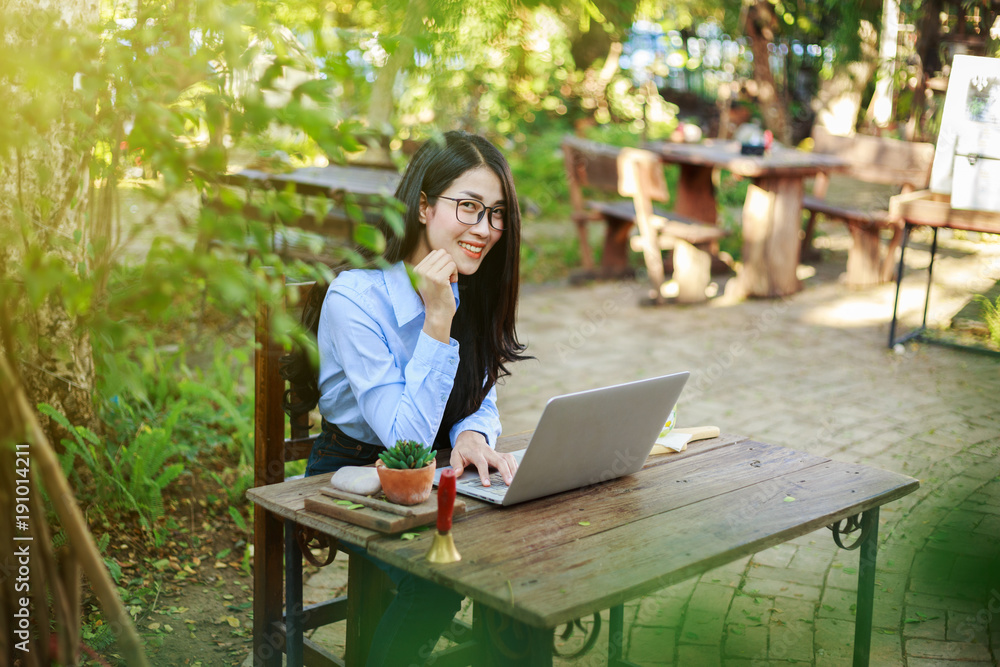 Φωτογραφία portrait of young woman with laptop and coffee in the garden