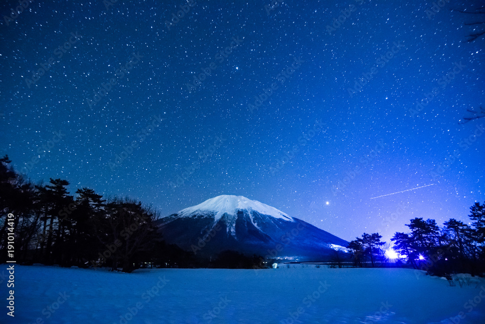 Φωτογραφία 日本、鳥取県、大山、星座と伯耆富士、人気の山、冬の冠雪