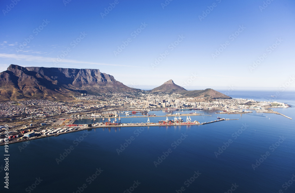 Naklejka premium Widok z lotu ptaka na port w Kapsztadzie, V&A Waterfront, Table Mountain, Lion's Head i Signal Hill, RPA