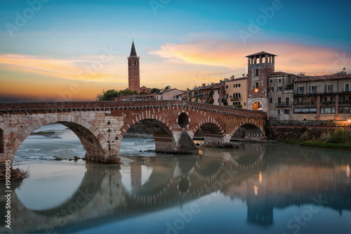 Die Ponte Pietra Brücke in Verona, Italien, an einem sommerlichen Abend
