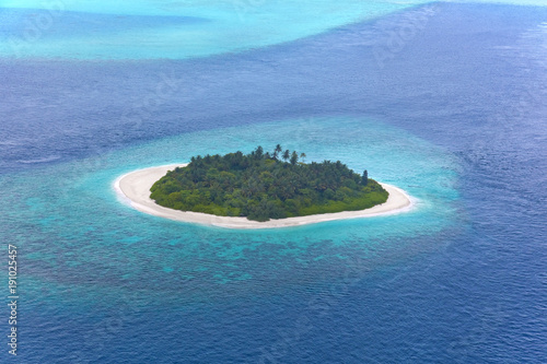Luftbild einer unbewohnten Malediveninsel